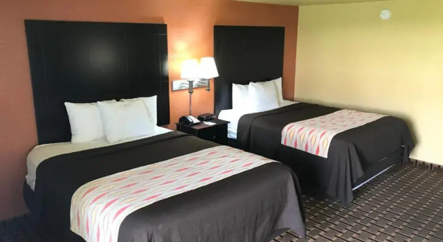 Четырёхместный номер Standard Days Inn by Wyndham Joplin