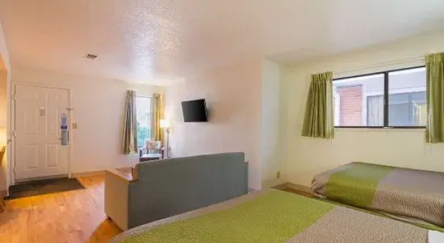 Четырёхместный люкс Studio 6 Extended Stay - Greensboro, NC