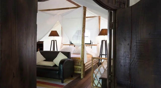 Тент Hébergements Insolites Domaine Arvor SPA