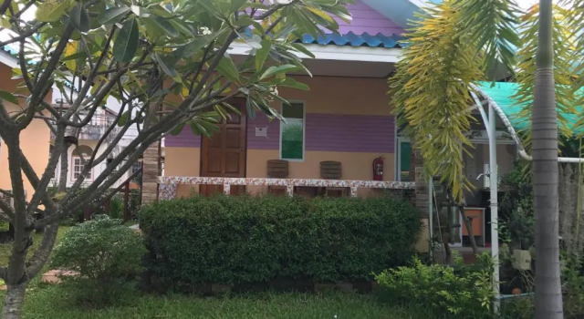 Бунгало с балконом и с красивым видом из окна Sangtong Beach Resort