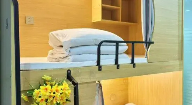 Кровать в общем номере (мужской номер) Yuju Hotel Apartment (Shanghai Pengpu New Village Subway Station)