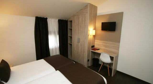 Трёхместный номер Standard Hotel Pyrénées