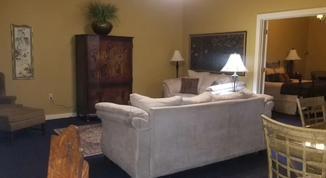 Двухместный люкс Deluxe Цокольный этаж Downtown Guest Quarters Hotel