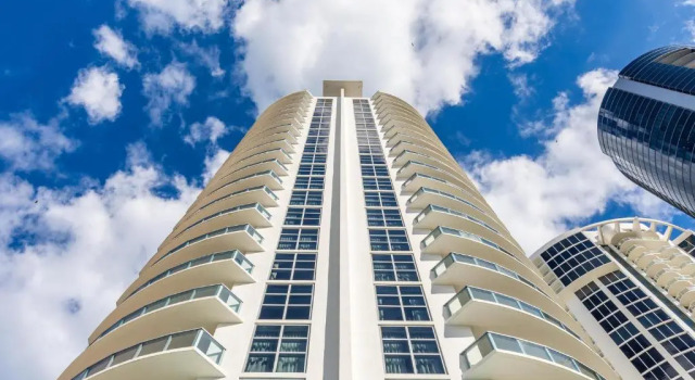 Marenas Resort Sunny Isles 25 Floor Ocean view 1/1