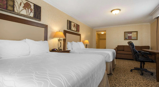 Четырёхместный люкс Quality Inn & Conference Centre