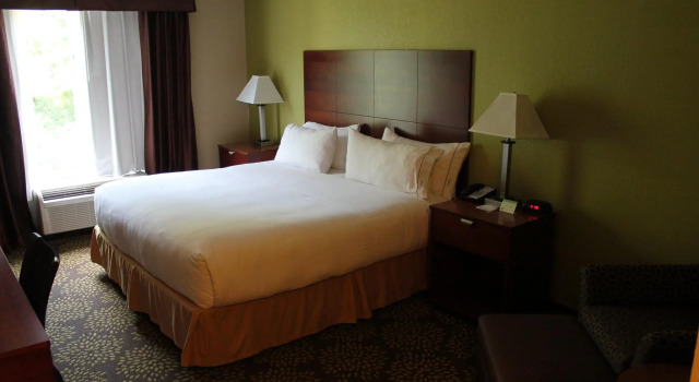 Двухместный номер Standard Holiday Inn Express & Suites Starkville by IHG