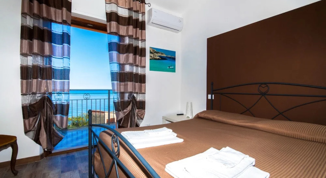 Четырёхместный номер Standard с балконом и с видом на море B&B A Mare
