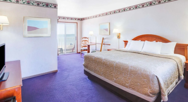 Двухместный номер Standard с балконом и с видом на озеро Super 8 Beachfront by Wyndham Mackinaw City, MI