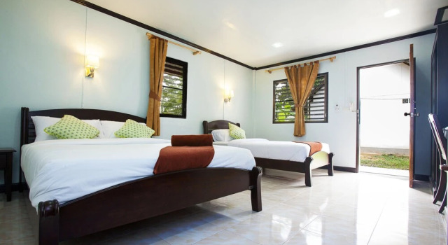 Трёхместное семейное бунгало Deluxe с балконом Lanta Coral Beach Resort