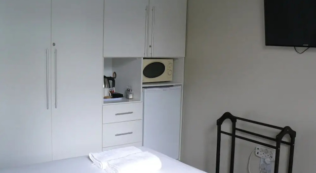 Кровать в общем номере See More Guest House