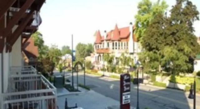 Четырёхместный номер Standard с балконом и с видом на город Marv Herzog Hotel
