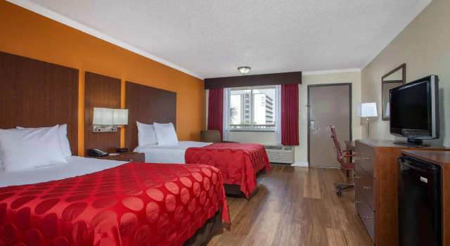 Четырёхместный номер Standard с видом на город Ramada by Wyndham Tampa Westshore Airport South