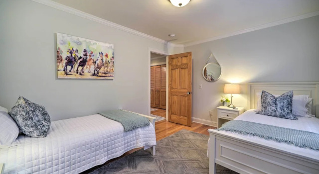 Walk to Belmont Stakes! Retreat w/ Game Room & Gym, Buchen Sie Ferienhaus Saratoga Springs 