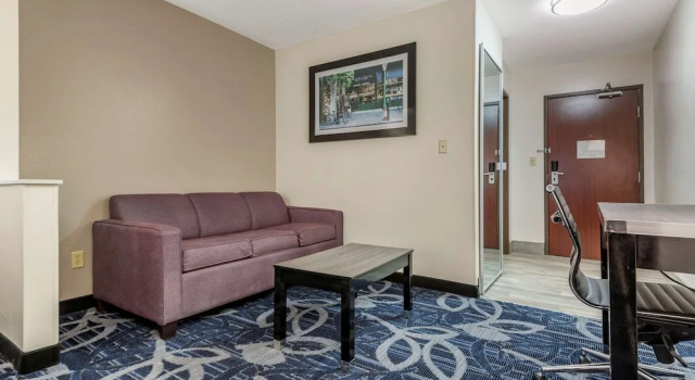 Wingate By Wyndham Liverpool/syracuse, Buchen Sie Bed & Breakfast Hotels in New York State mit Pool, Schwimmbad