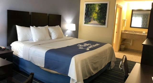 Двухместный номер Standard Days Inn by Wyndham Charles Town