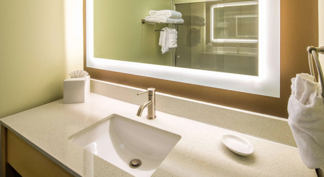 Четырёхместный номер Standard Red Lion Inn and Suites Everett