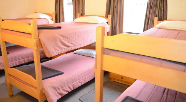 Кровать в общем номере The Hobbit Motorlodge