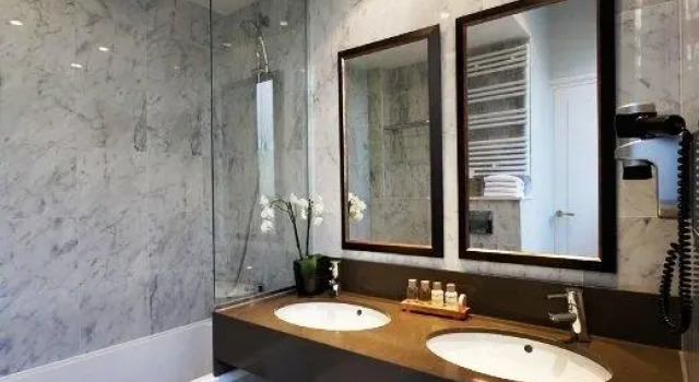 Кровать в общем номере Hôtel Du Bois Champs-Elysées