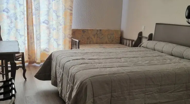 Двухместный номер Superior с балконом Hôtel Ambeille