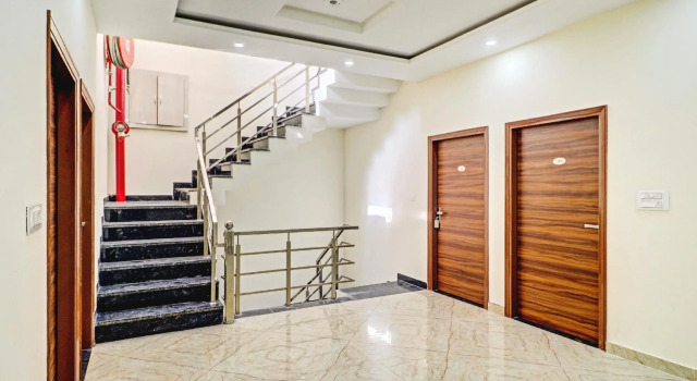 OYO 79374 Hotel The Crown, Varaa Hotelli Zirakpur Haryana