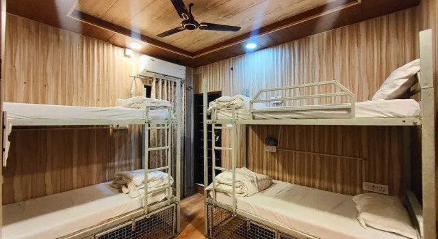 Кровать в общем номере The Mountain View Tapovan- By Tree Town Hospitality