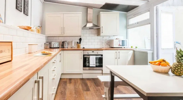 Коттедж Posh Holiday Home in Plymouth near Royal William Yard