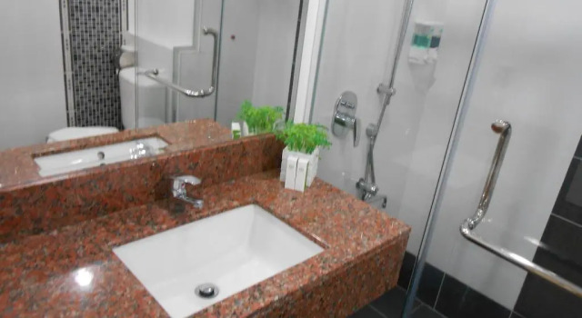 Номер Deluxe HIG Hotel & Convention