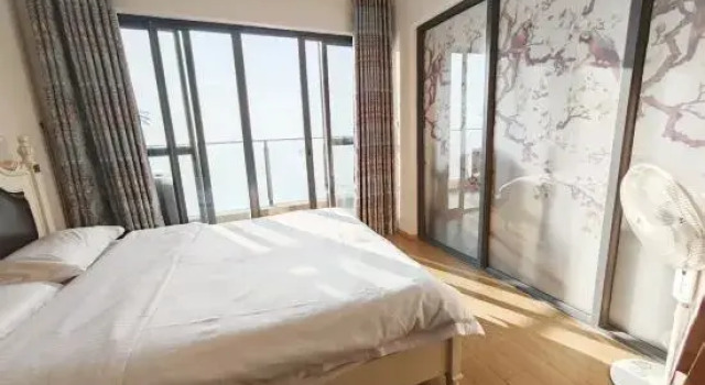 Люкс с 3 комнатами с балконом и с видом на море HuiDongXunLlaoWanWuDiHaiJingApartment