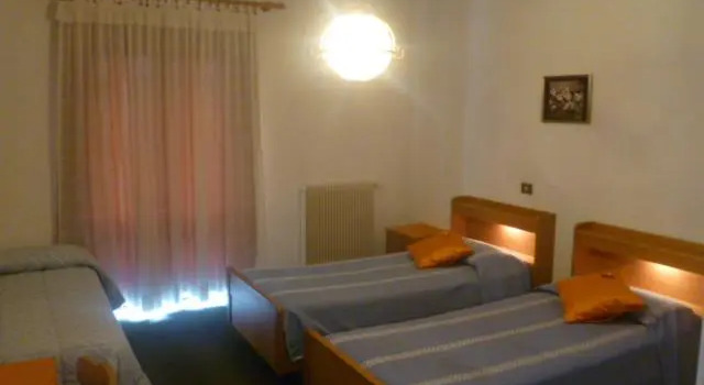 Трёхместный номер Standard с балконом и с видом на горы Albergo Negritella