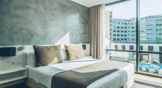 Двухместный номер Standard с видом на бассейн Iberostar Selection Lisboa