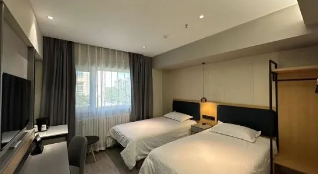 Четырёхместный люкс Homeinn Ease Hotel (Beijing Temple of Heaven Park Tianqiao Subway Station)