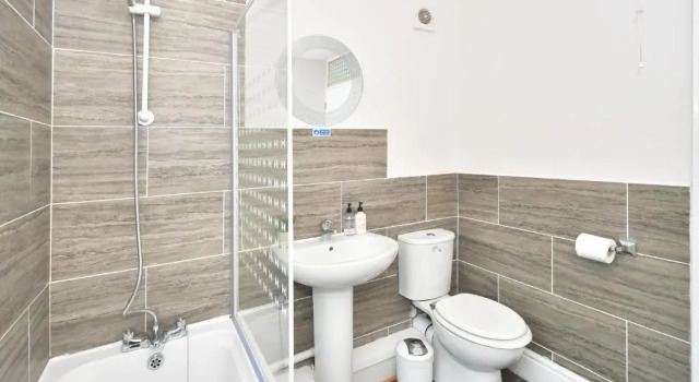 Wistaston House by YourStays 5 Bedroom House with TV in each room