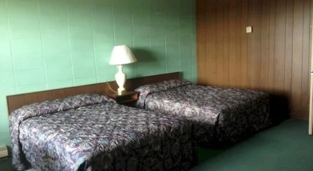 The Dawg House, Prenota Hotel Matheson Canada