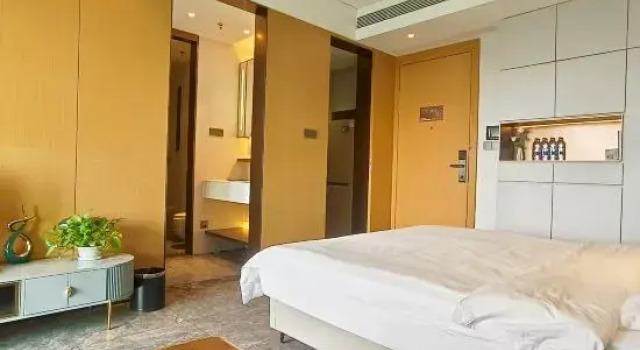 Четырёхместный люкс c 1 комнатой с балконом Ovis International Hotel Apartment