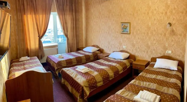 Четырёхместный номер Standard с балконом Golden Lion Hotel