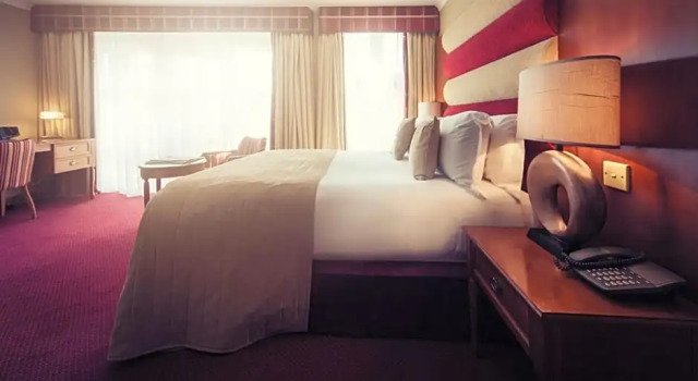 Клубный номер Standard с балконом Carlton George Hotel