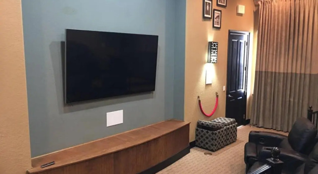 Cozy 4Bdrm/3Ba Townhome, 6 Miles to Disney & Shops, Varaa Hotelli Hotellit Kissimmee pysäköinnillä, Pysäköinti