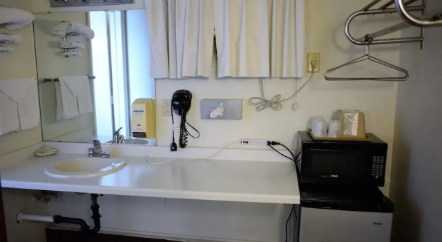 Четырёхместный номер Standard Budget Host Inn Iron Mountain