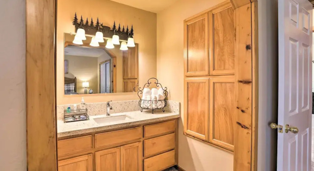 Коттедж с 3 комнатами Pet-friendly Big Bear Cabin ~ 6 Mi to Ski Resorts!