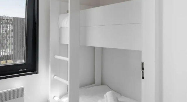 Luxurious Lodge in a Holiday Park, Book Hotel Rozenburg Zuid-Holland