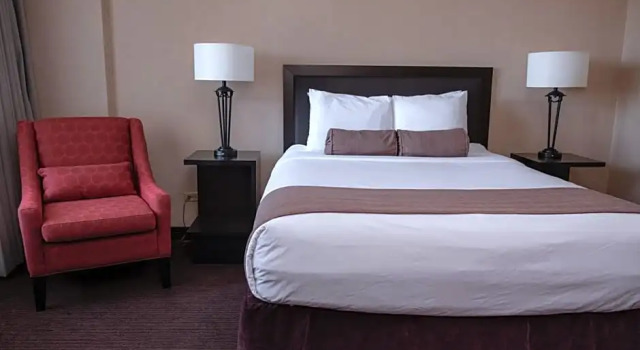 Номер Standard Ramada Plaza by Wyndham Calgary Downtown