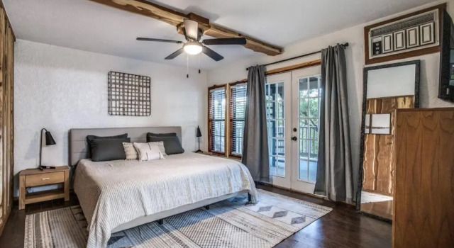 Renovated Waterfront w Dock, Sleeps 11, Забронировать Отель Лейкуэй Greater Austin, рядом с Загородный клуб Лейкуэя