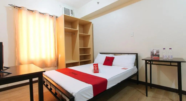 RedDoorz Premium @ Paseo Verde Las Pinas