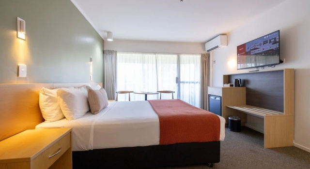 Двухместный номер Standard с балконом и с видом на сад Auckland Rose Park Hotel