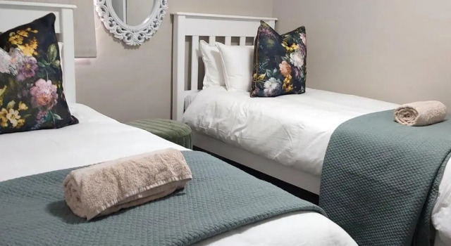 7 on Connor - Luxury Family Cottage, Забронировать Дом для отпуска Отели Фри-Стейт с парковкой, Парковка