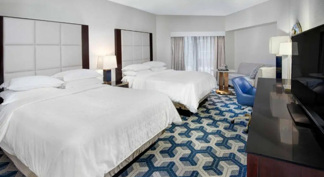 Четырёхместный номер Deluxe Sheraton Eatontown Hotel
