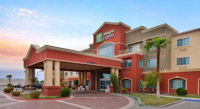 Кровать в общем номере Holiday Inn Express Hotel & Suites El Centro by IHG