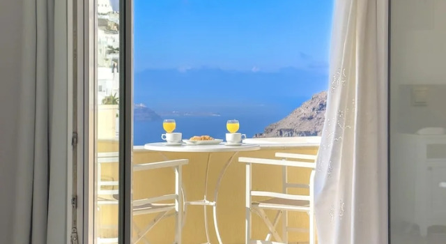 Люкс с балконом Reverie Santorini Hotel