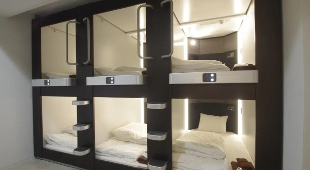 Кровать в общем номере Hotel Imalle Yokohama Isezakicho