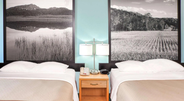 Четырёхместный номер Standard Super 8 by Wyndham Gas City Marion Area